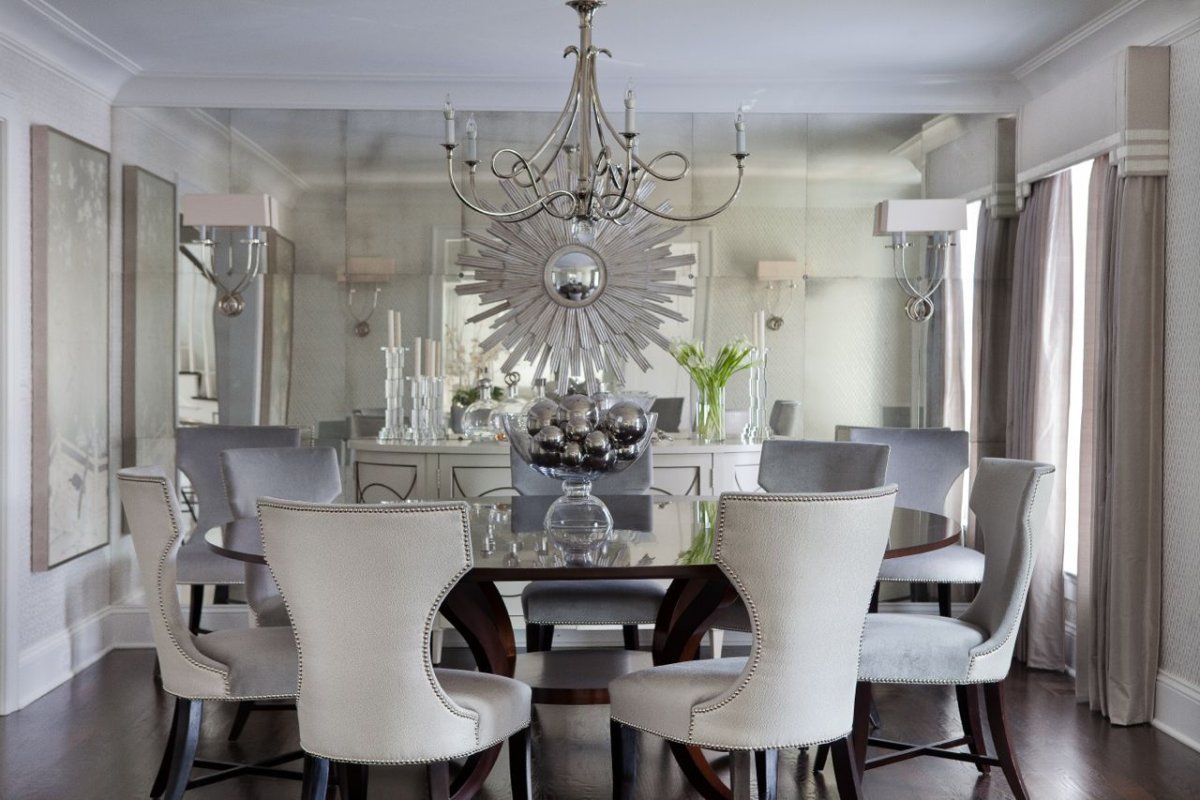 Зеркальная плитка на кухне на стене