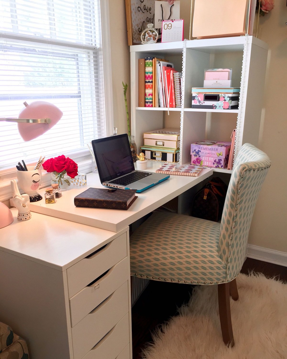 Рабочее место в маленькой комнате