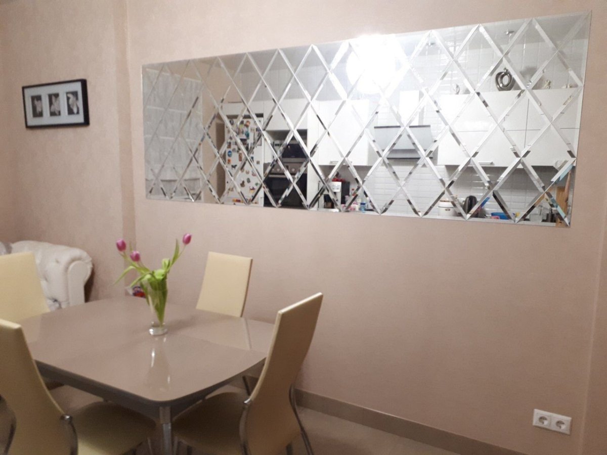 Зеркальная плитка на колонне