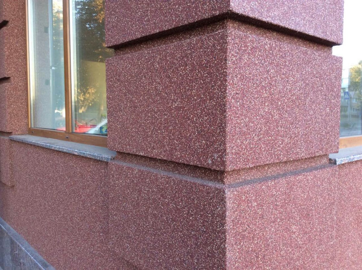 Фасад из мраморной крошки фото