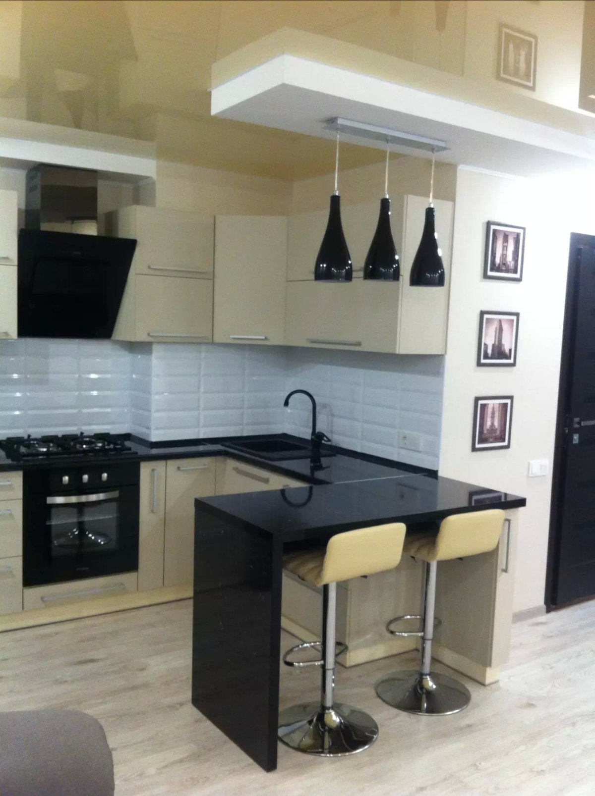 Угловая кухня в нише