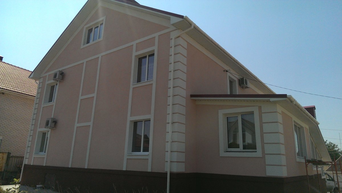 Фасады домов из мраморной крошки