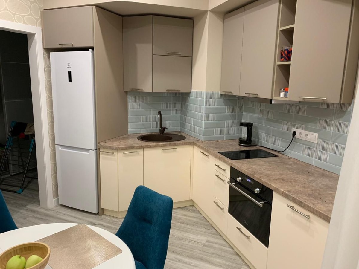 Кухня с нестандартным коробом