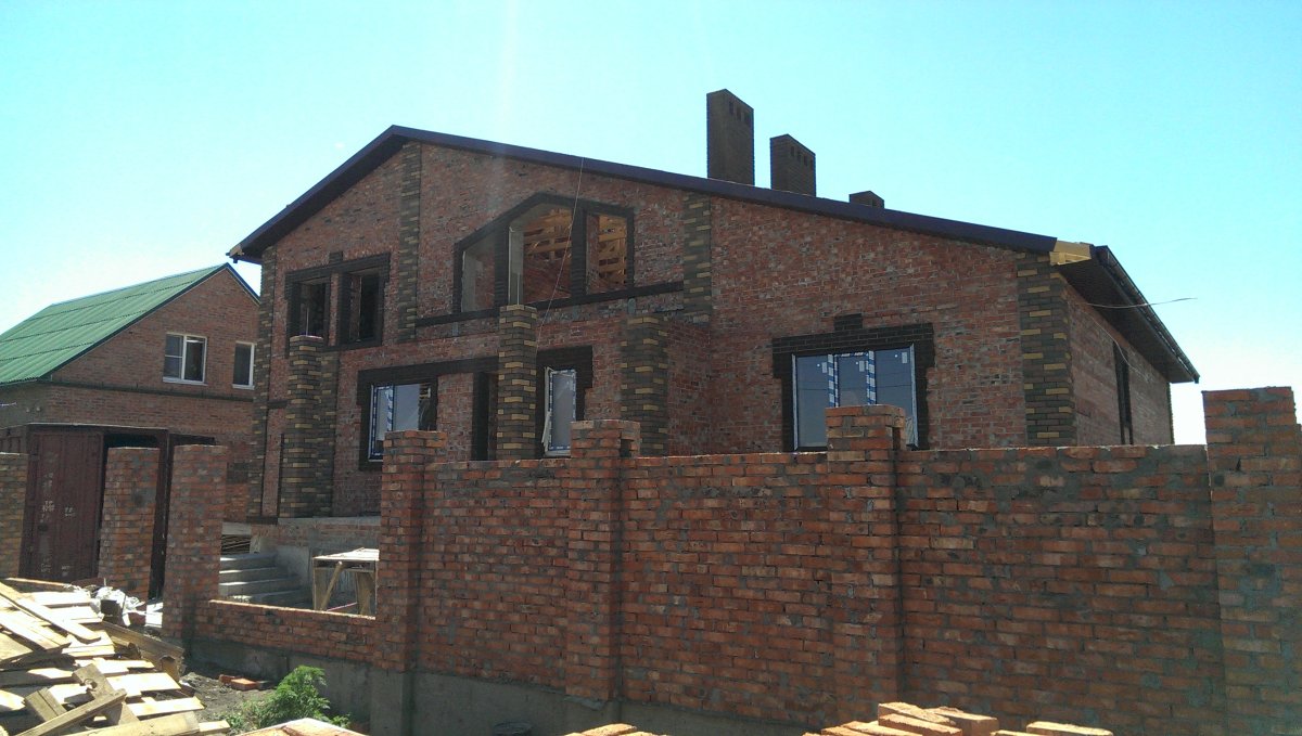 Мокрый фасад под мраморной