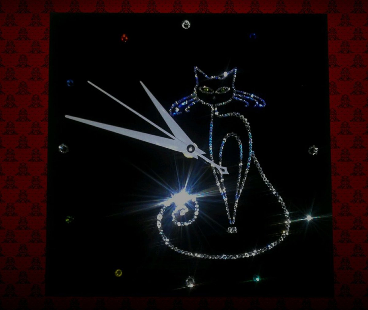 Настенные часы из страз