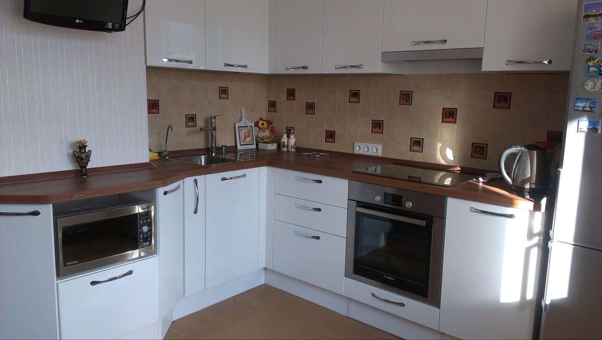 Угловая кухня с воздуховодом