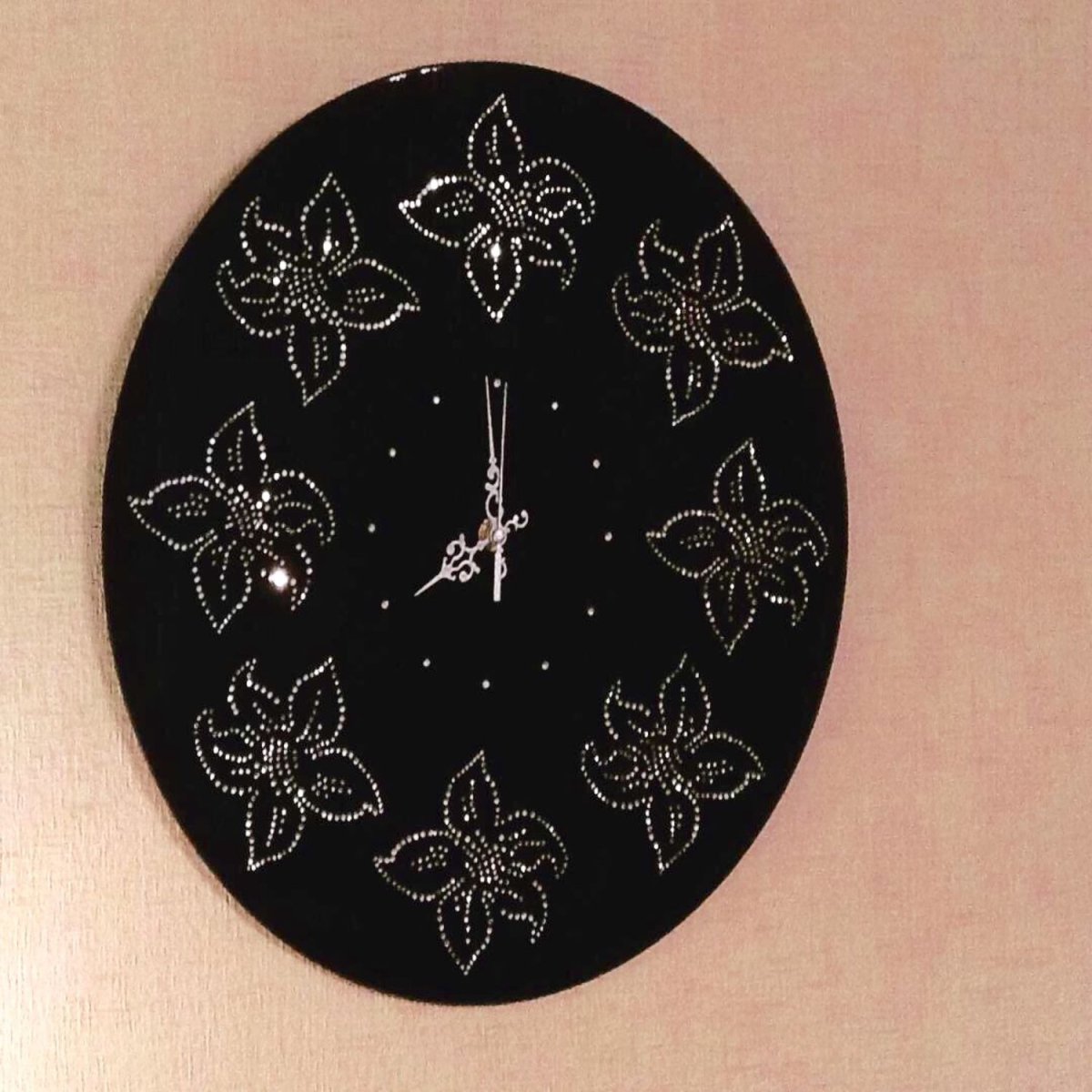 Красивые настенные часы со стразами