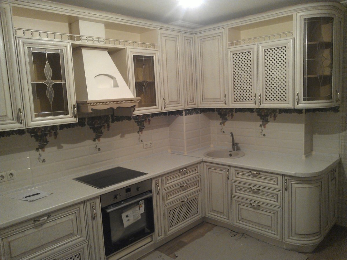 Кухня с коробом в углу