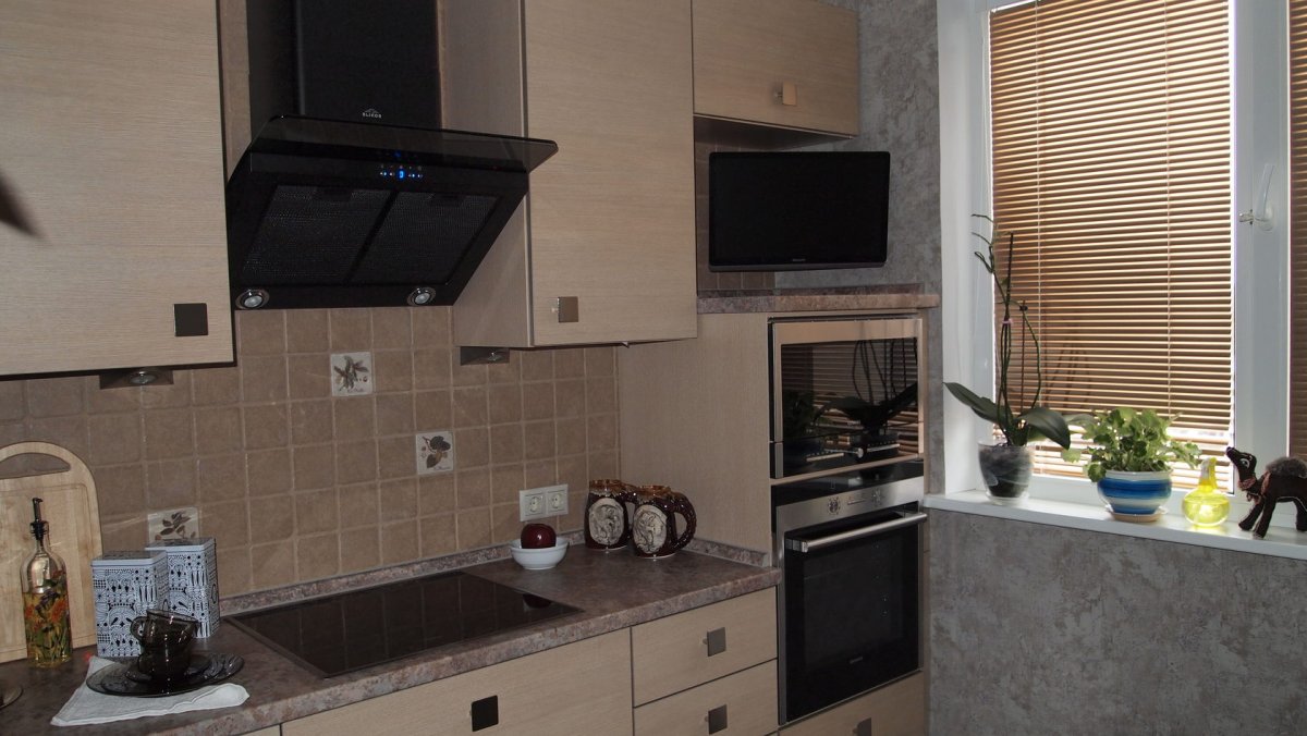 Интерьер маленькой кухни с вентиляционным коробом