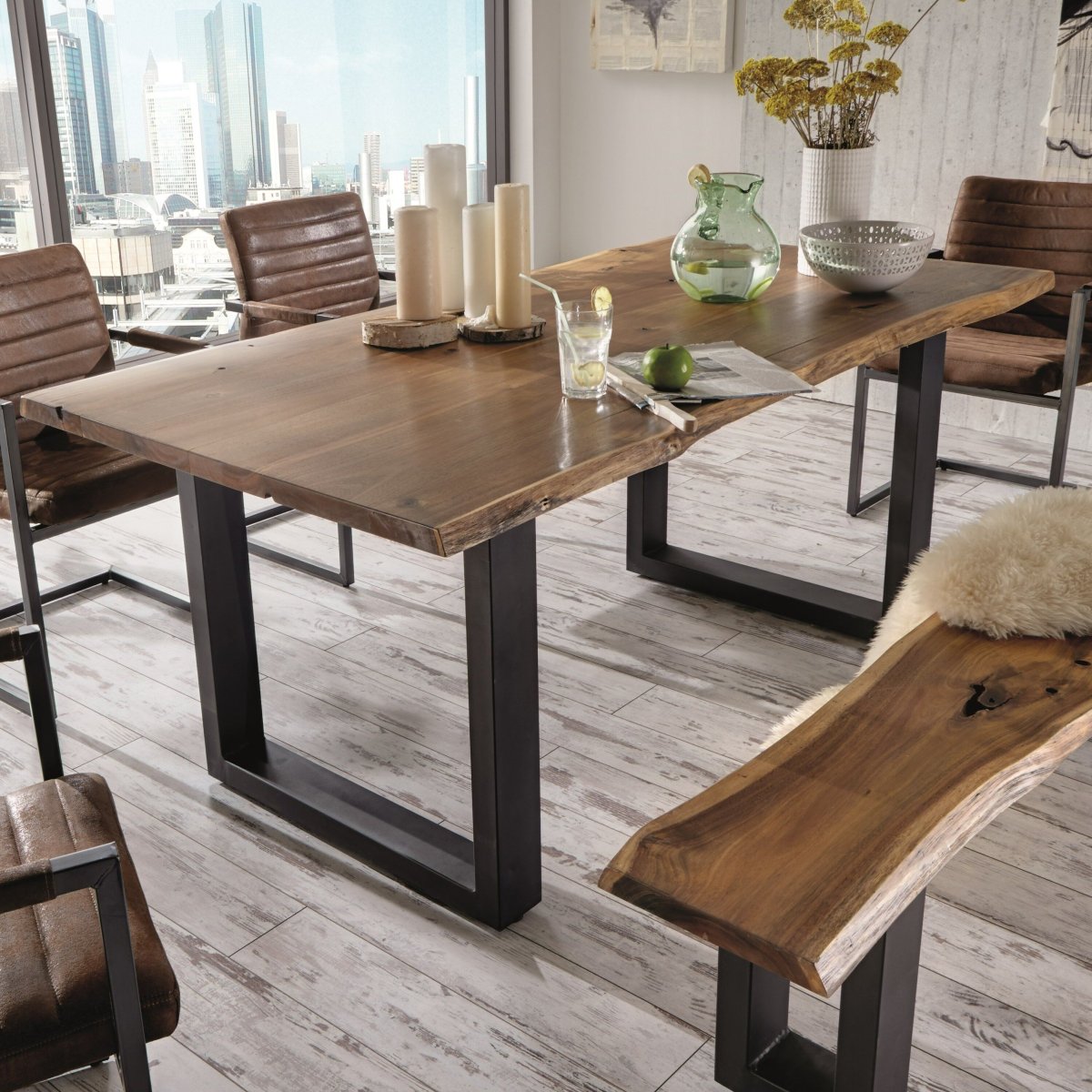 Деревянный стол с брашированием