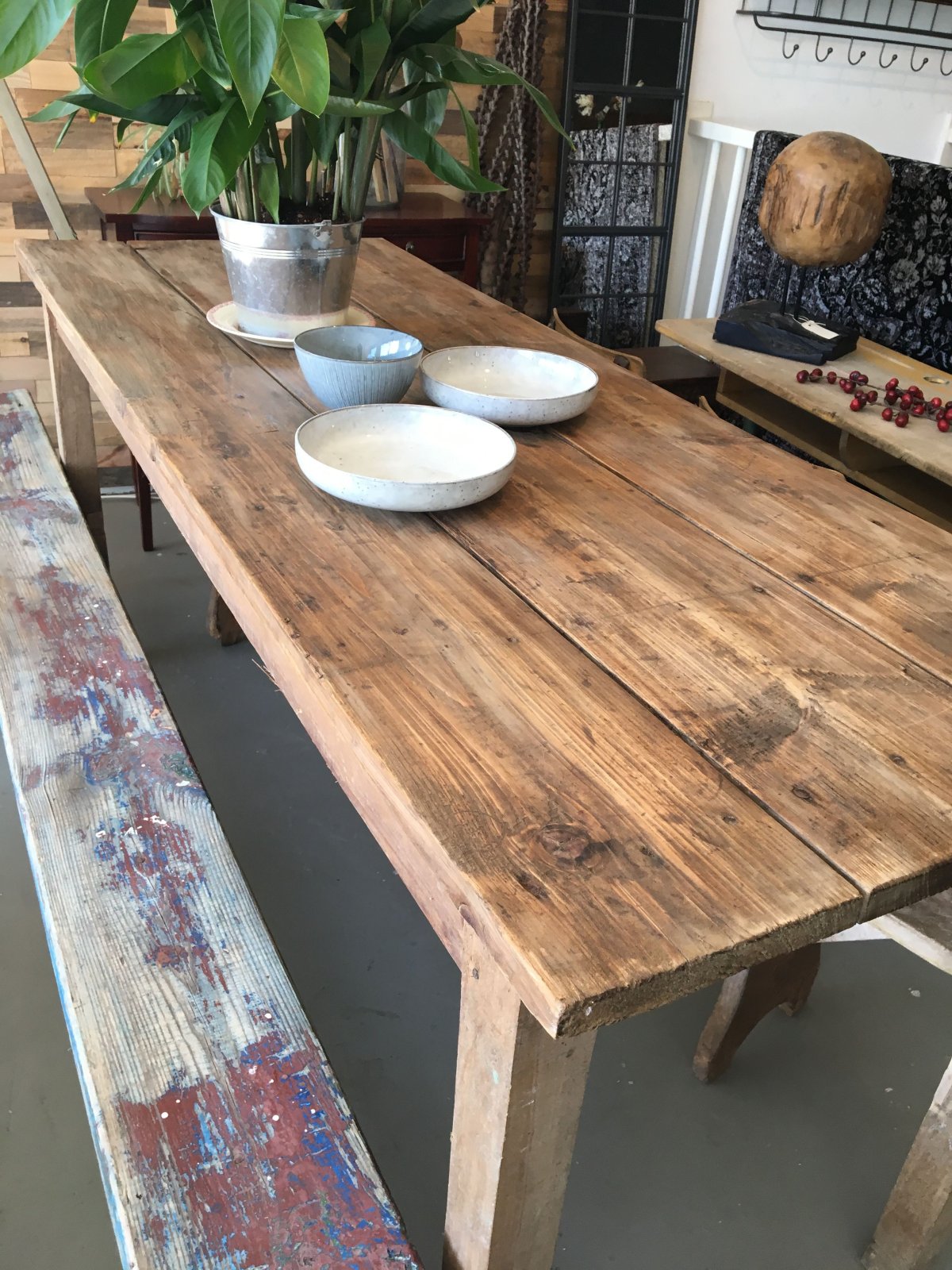 Стол под дерево в интерьере