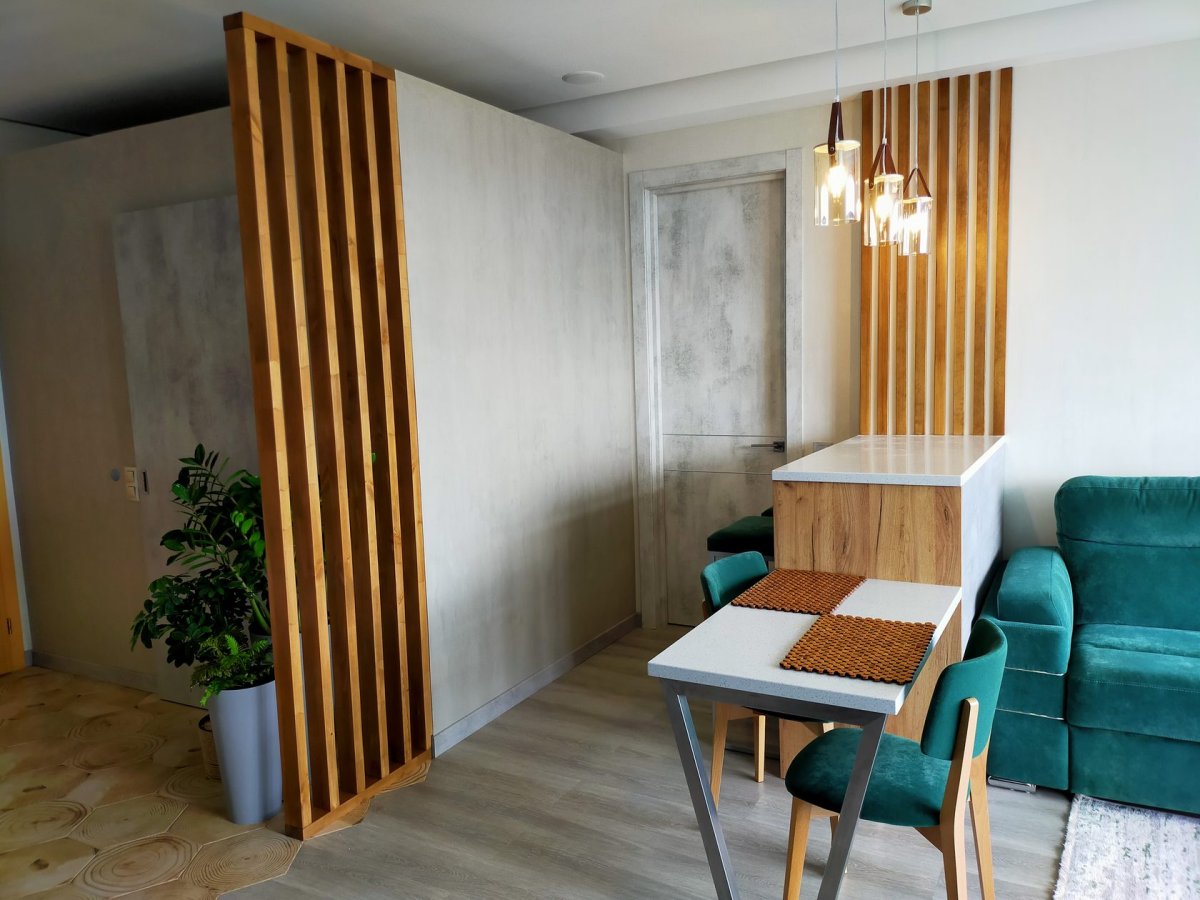 Деревянные рейки в спальне