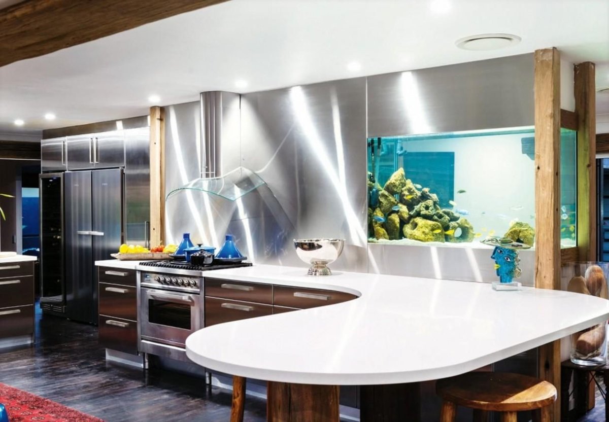 Аквариум между кухней и гостиной