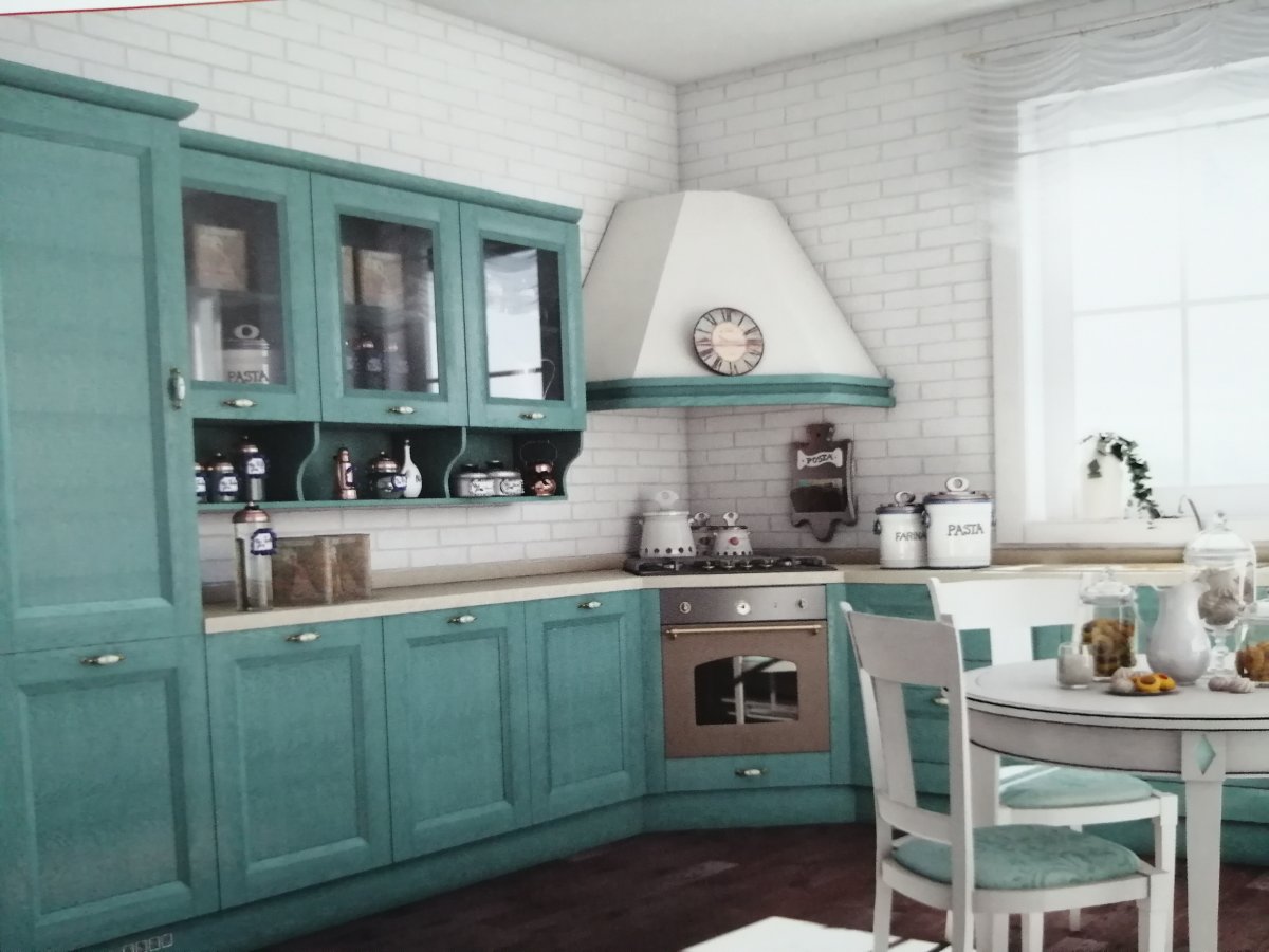 Изумрудная кухня в деревянном доме