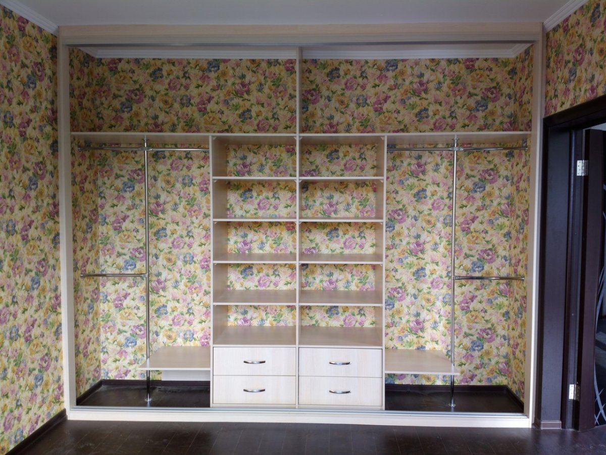 Поклейка обоев до и после