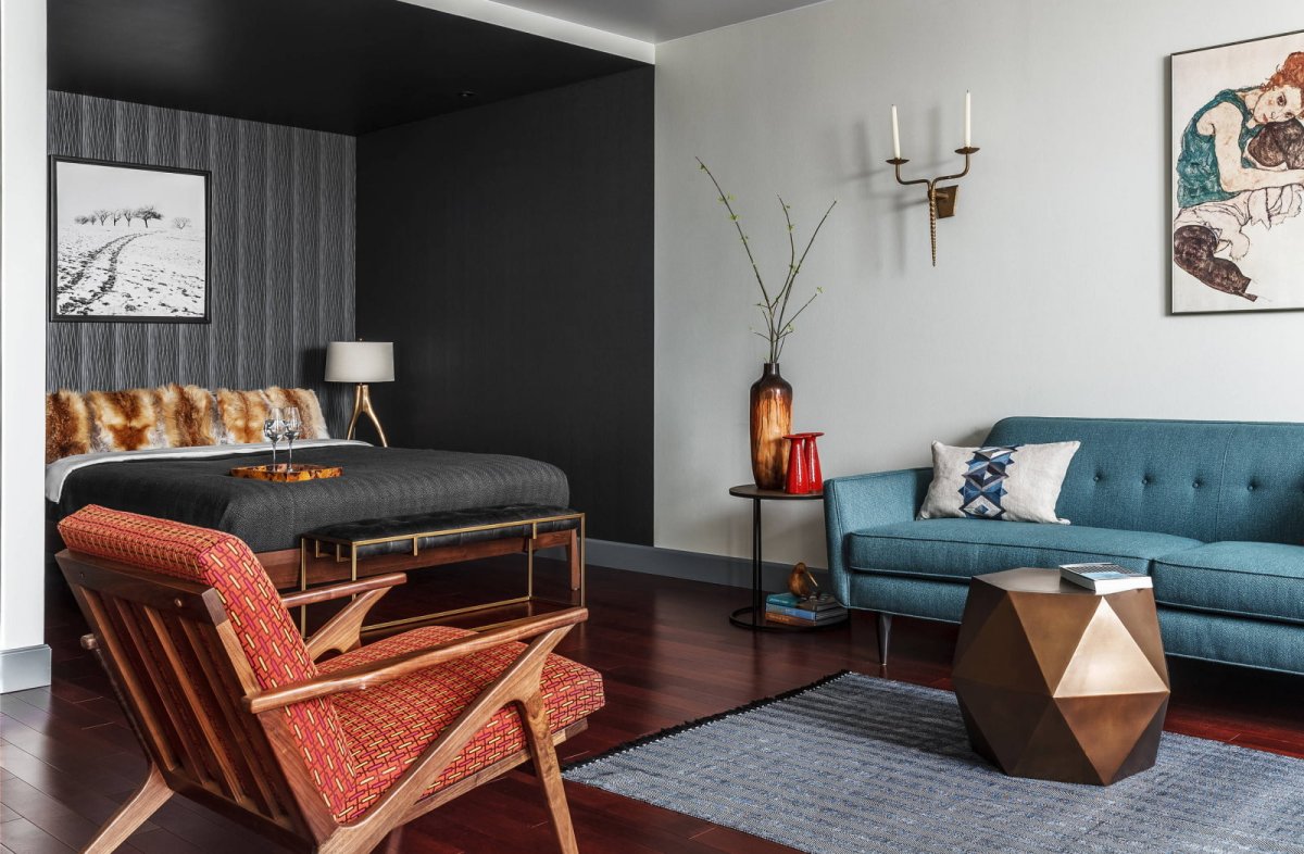 Дизайн гостиной с разделением зон синий и зеленый