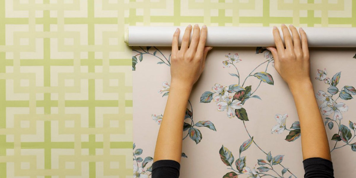 Разглаживание обоев на стене