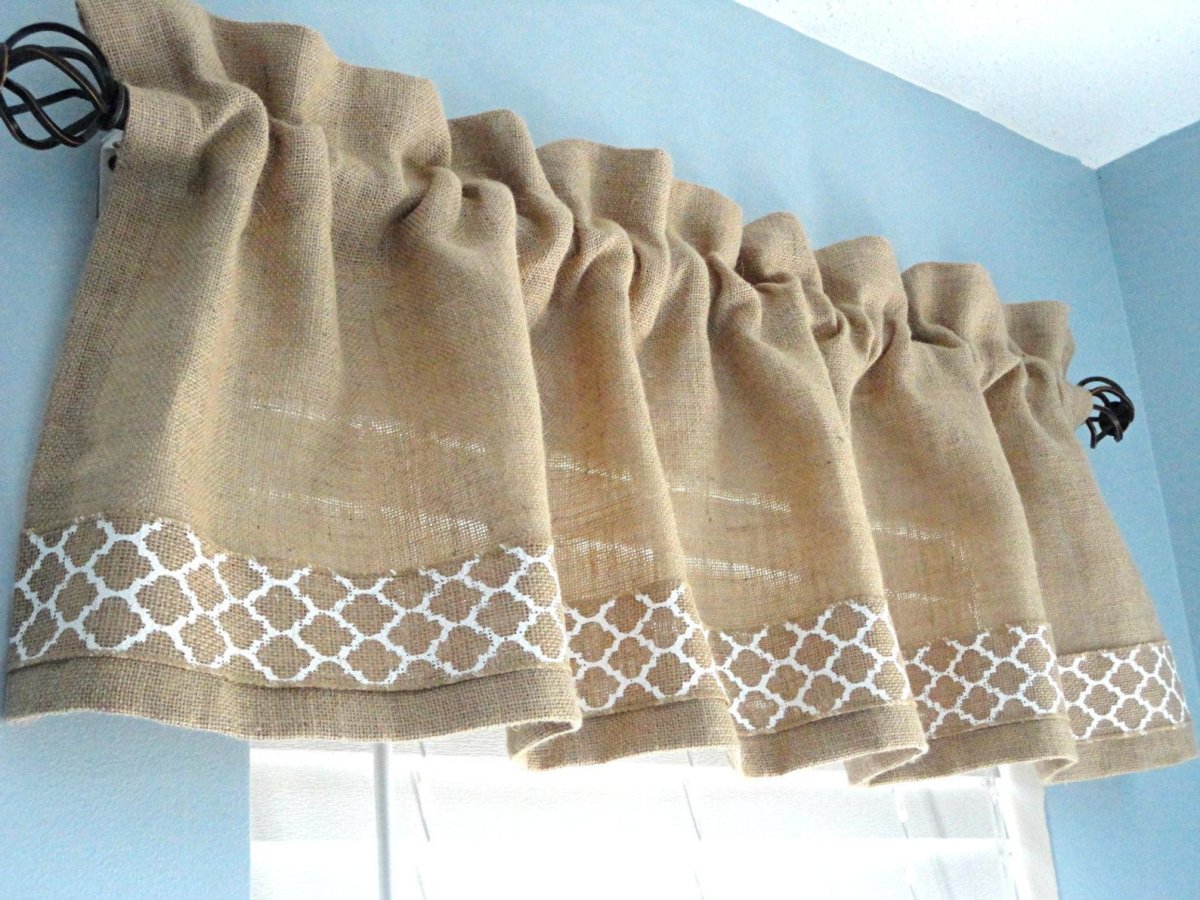 Шторка на кухонном гарнитуре из Мешковины