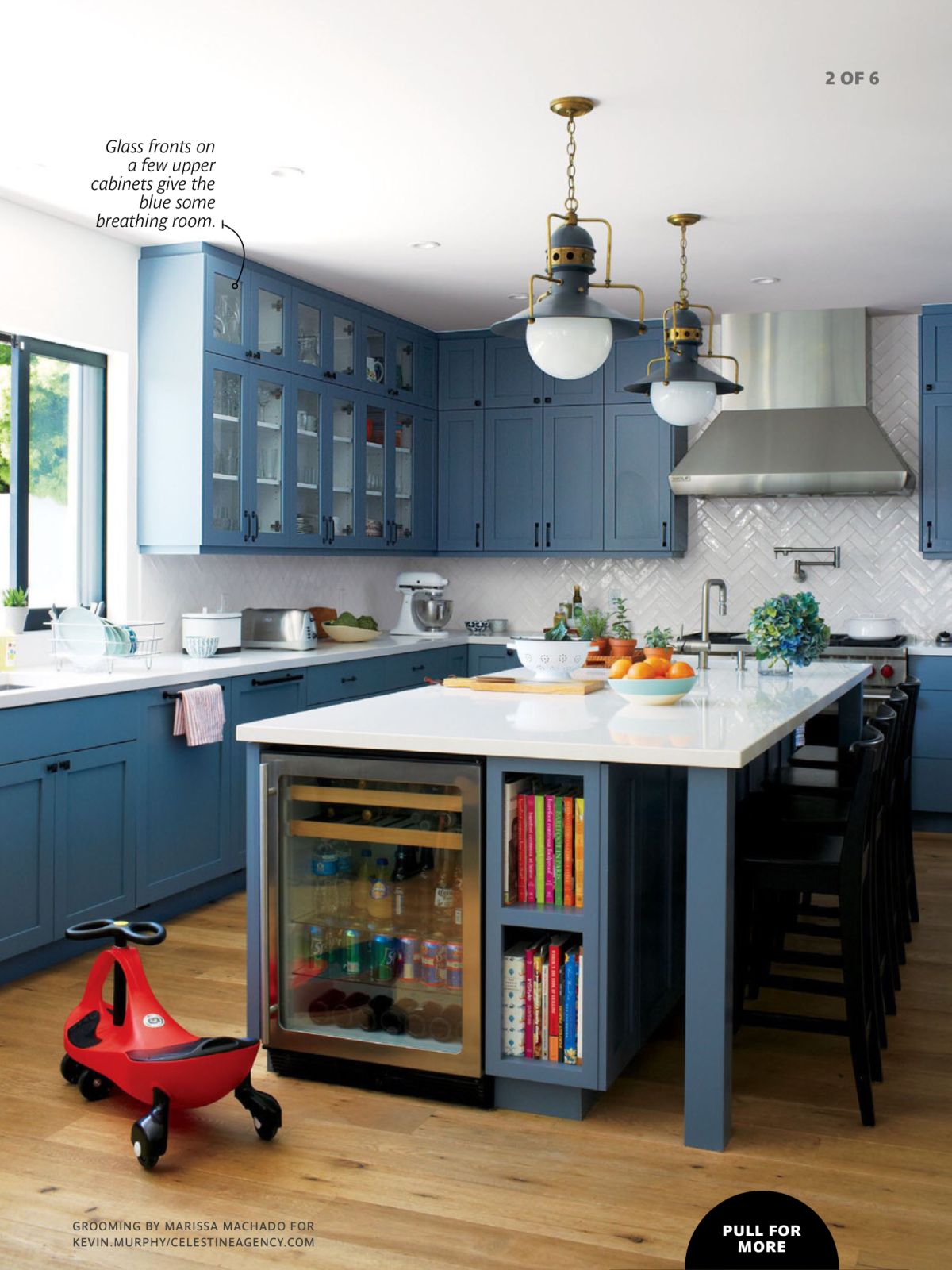 Синяя кухня с деревянной столешницей