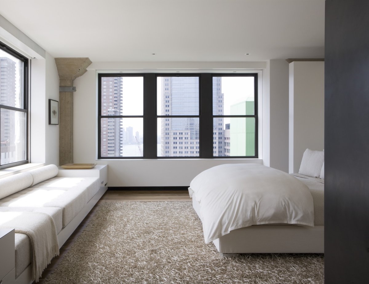 Широкий подоконник в интерьере