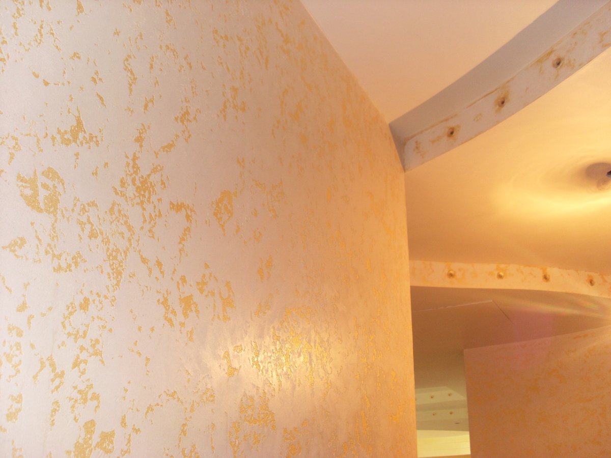 Декоротивнаяпокраска стен в коридоре