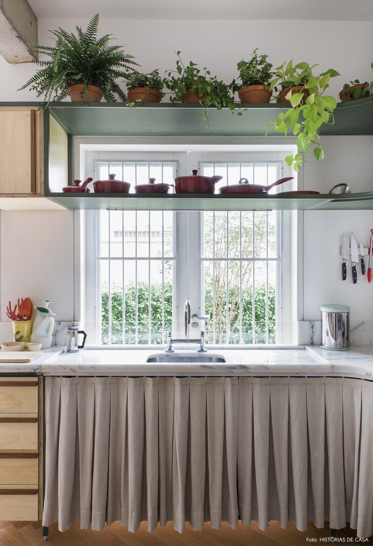 Кухонный гарнитур в деревенском стиле со шторками