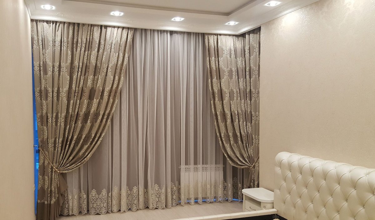 Бежевые гардины в классическую гостиную