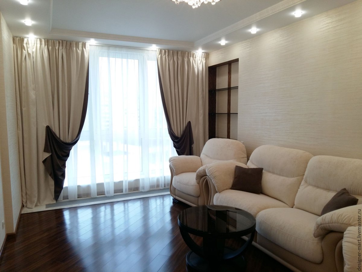 Бордовые шторы в интерьере гостиной