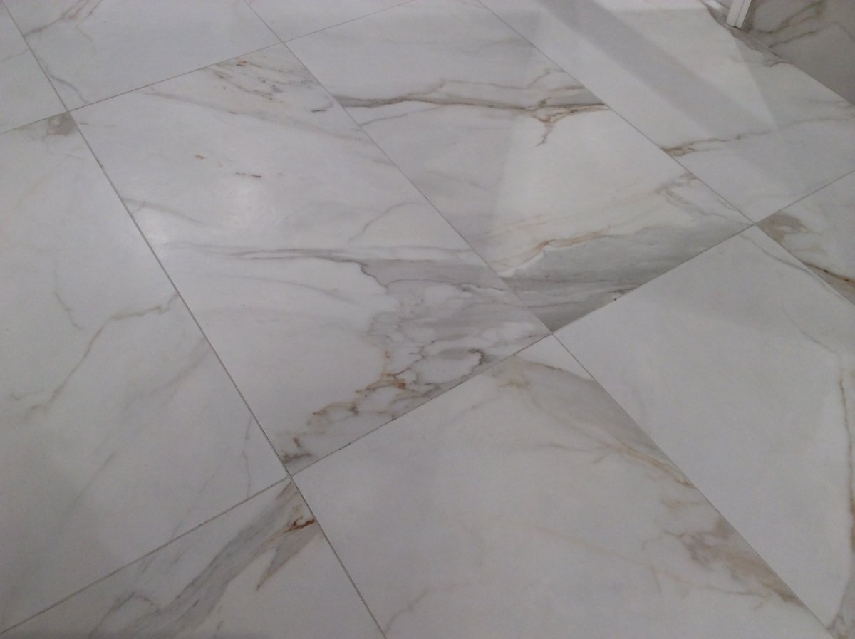 Укладка плитки под мрамор