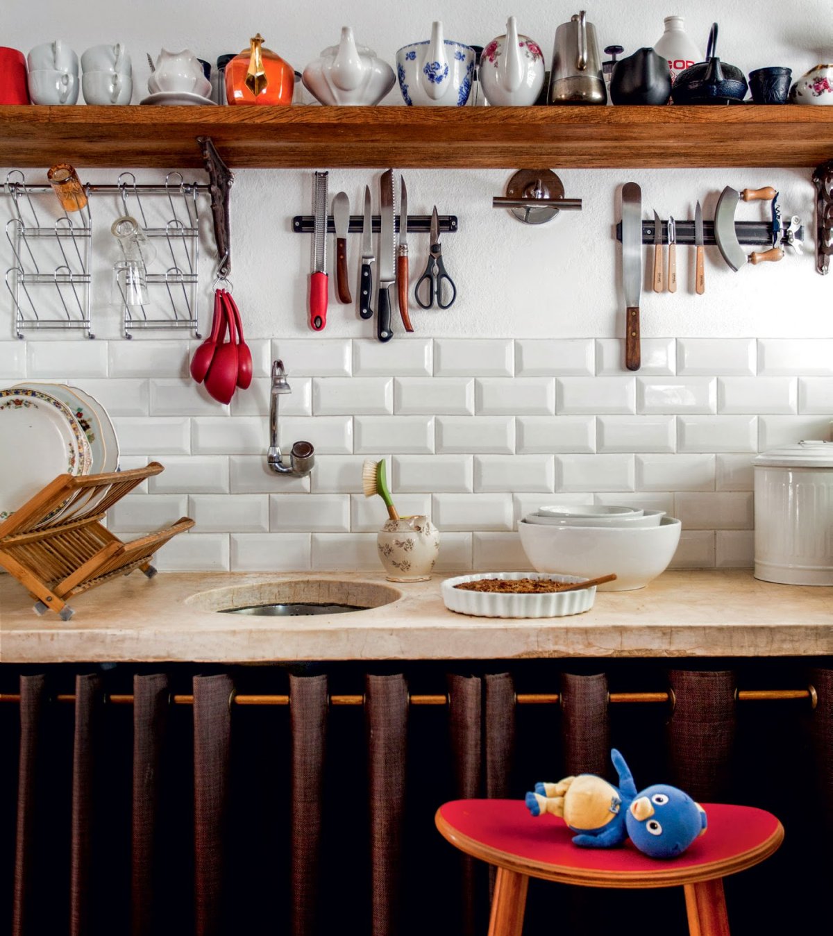 Кухонный гарнитур в деревенском стиле со шторками