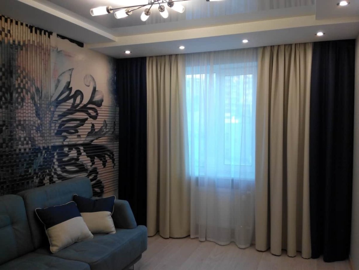 Интерьер гостиной светлые обои темные шторы