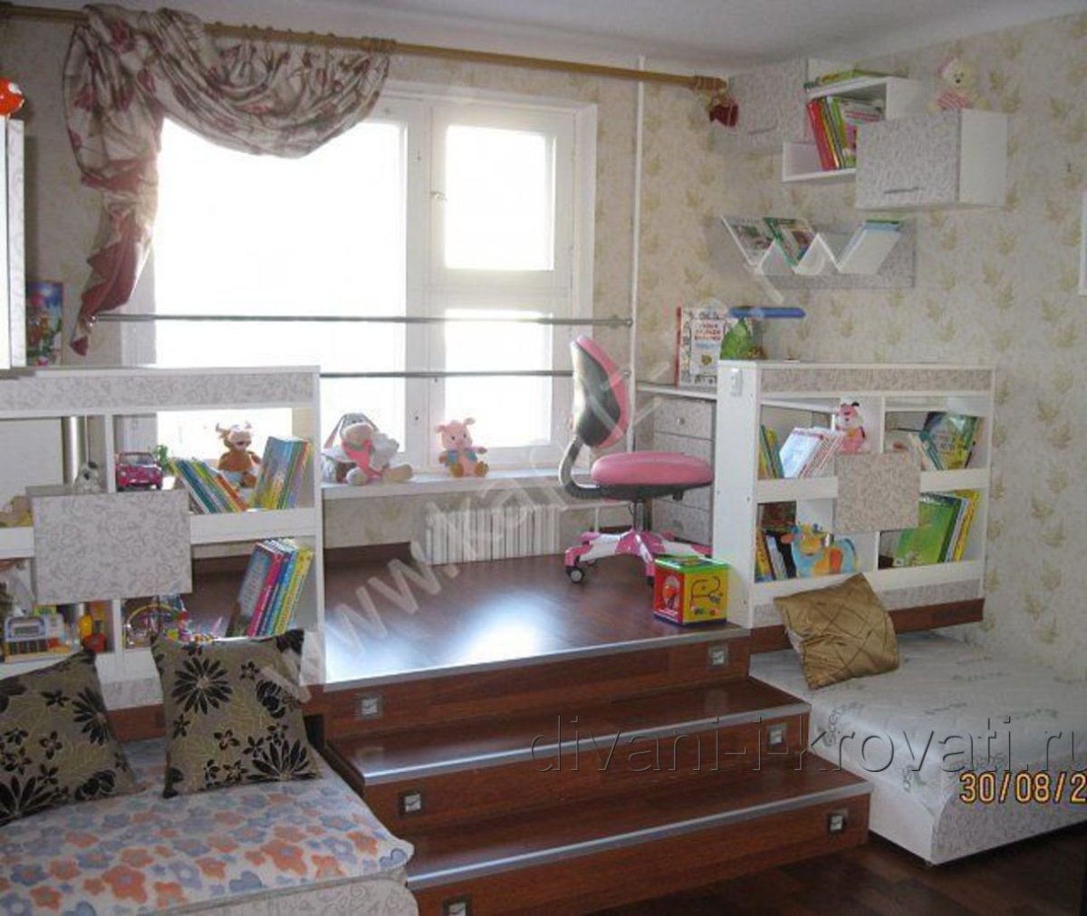 Детская с подиумом и выдвижными кроватями