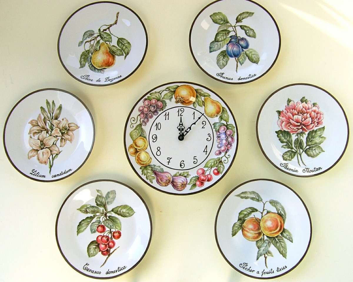 Декоративная тарелка на полке