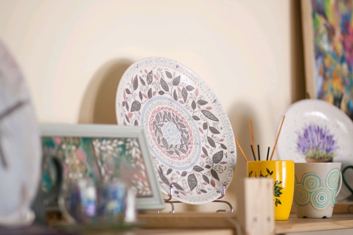 Тарелки в интерьере кухни