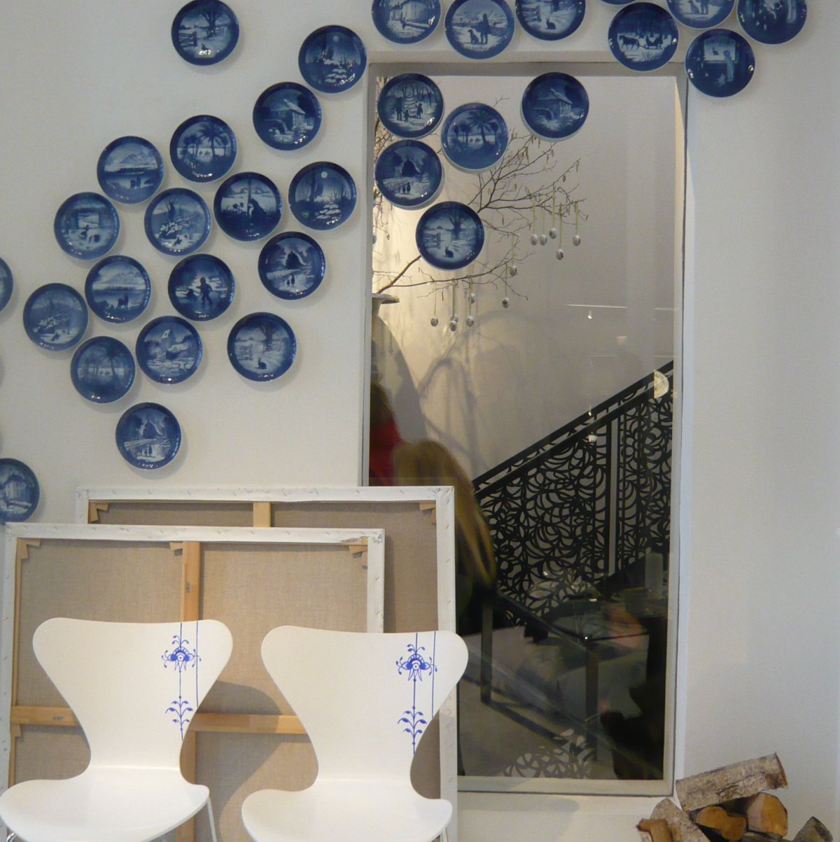 Тарелки на стене