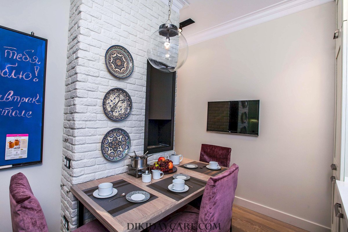 Декоративные тарелки на стену в интерьере