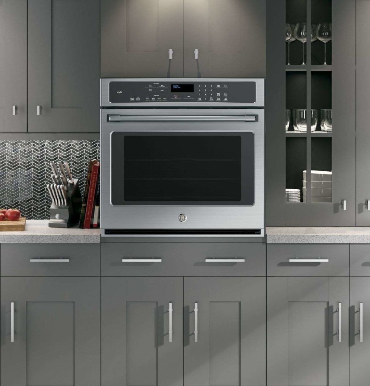 Кухня с белой техникой