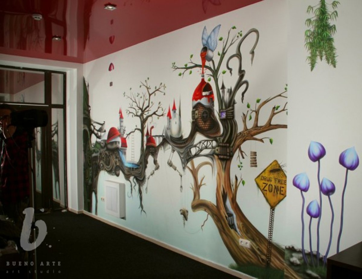 Раскрасить стену техникой напыления космос в интерьере