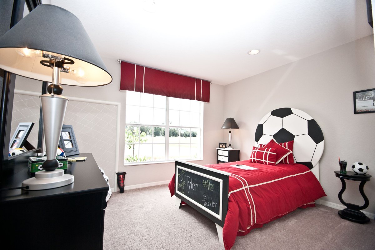 Спальня в футбольном стиле