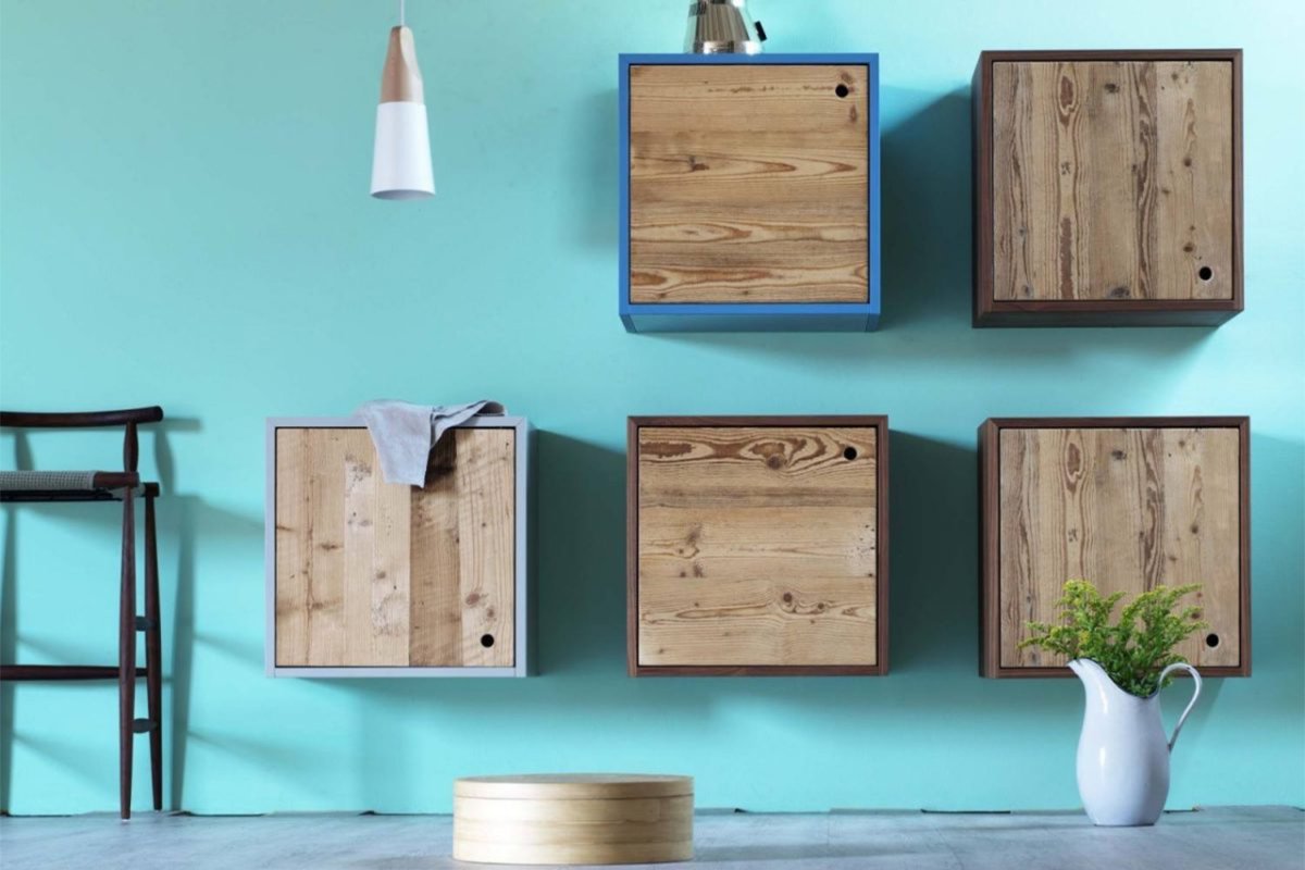 Деревянный шкафчик на стену