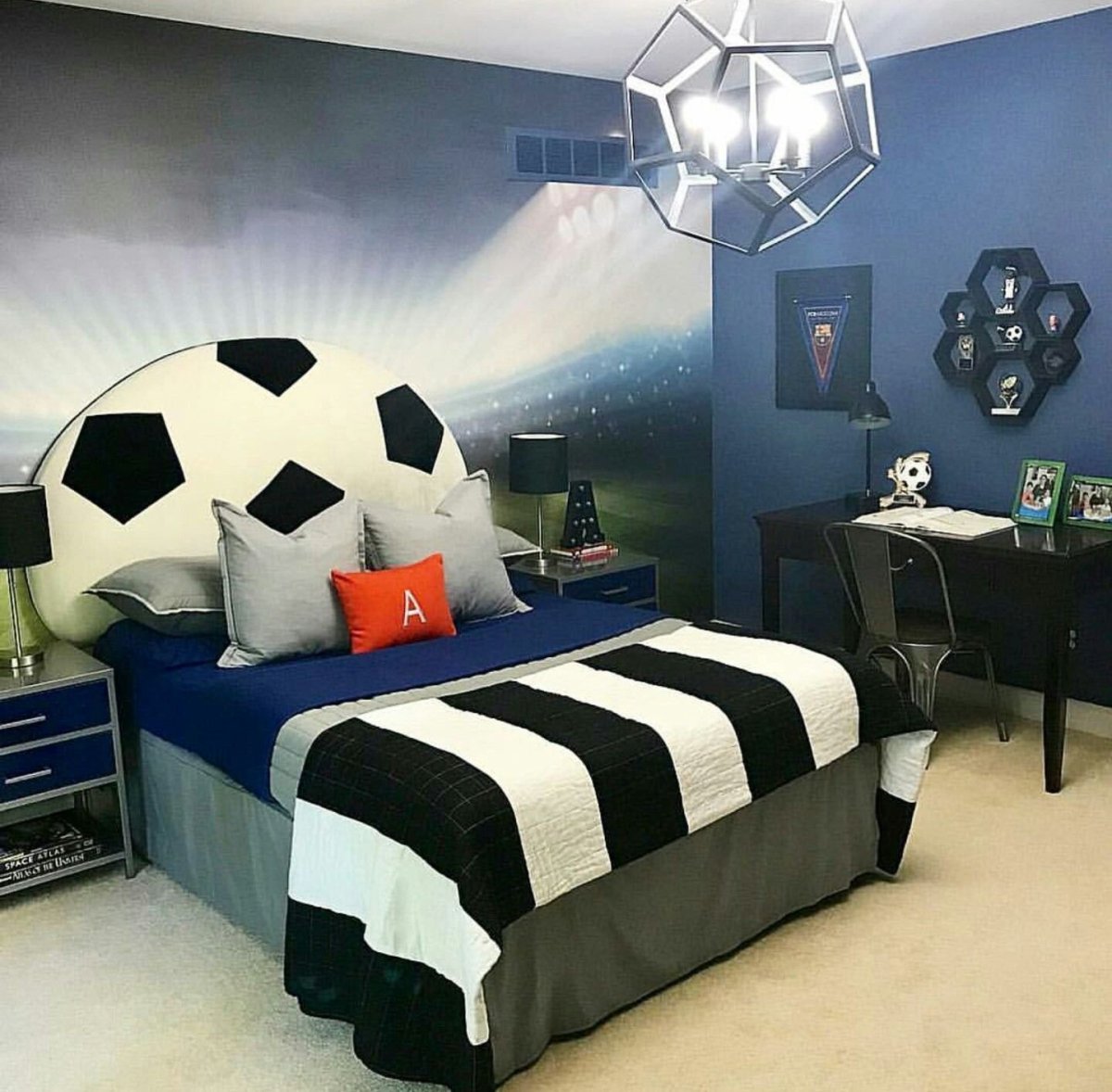 Спальня для мальчика в футбольном стиле