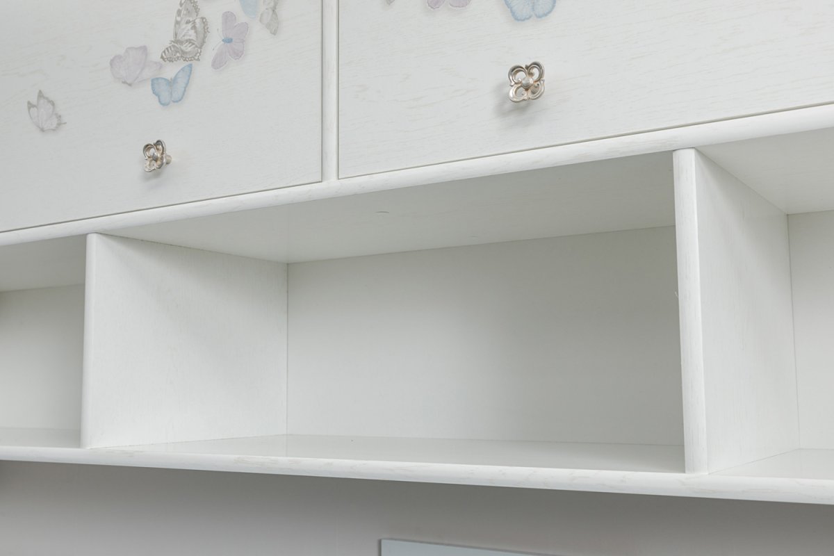 Компьютерные полки на стене