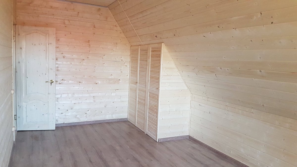 Потолок обшитый деревянными панелями