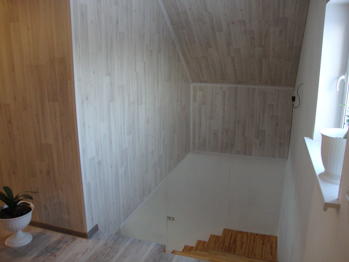 Отделка стен мансарды панелями МДФ