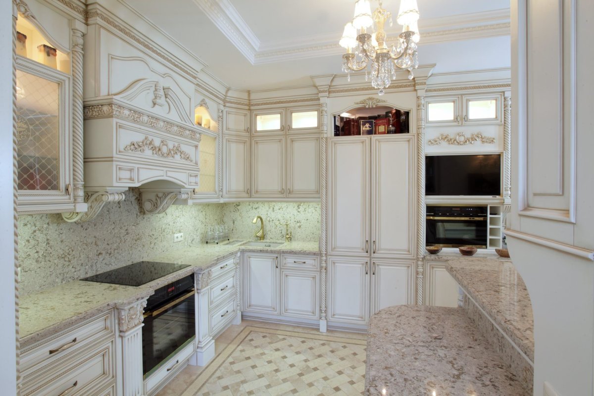 Роскошная классическая кухня с патиной
