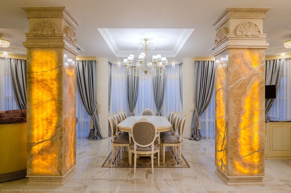 Деревянные колонны в интерьере