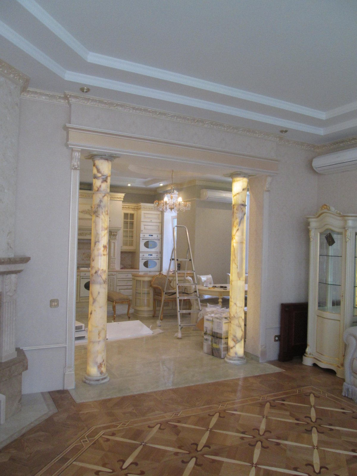 Декоративные столбы в гостиной