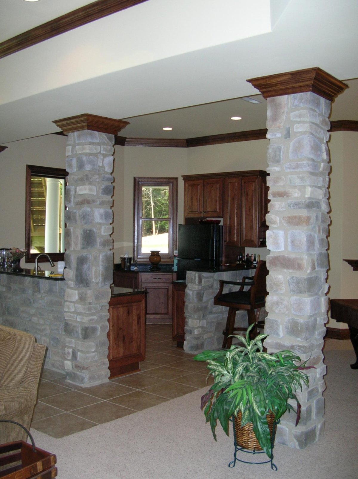 Колонны в интерьере гостиной