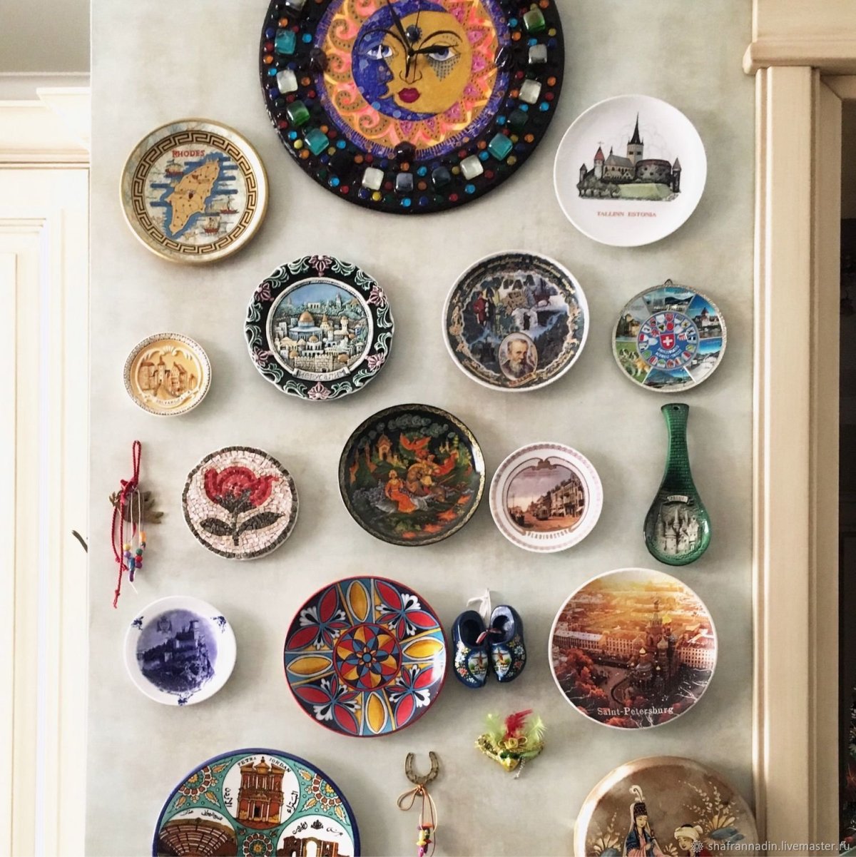Тарелки на стене
