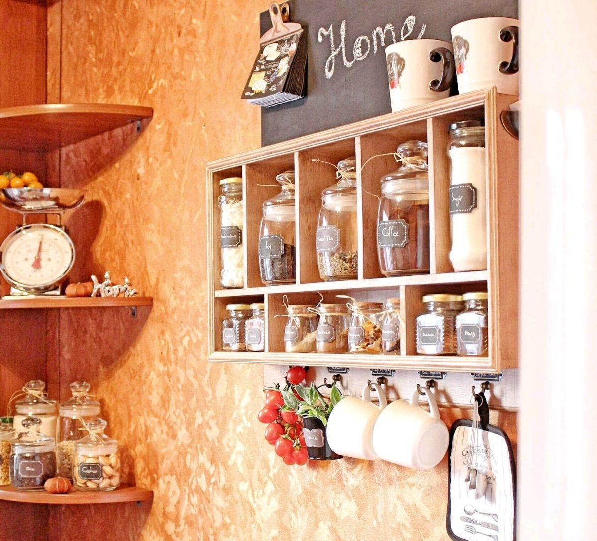 Яркие полки на кухне